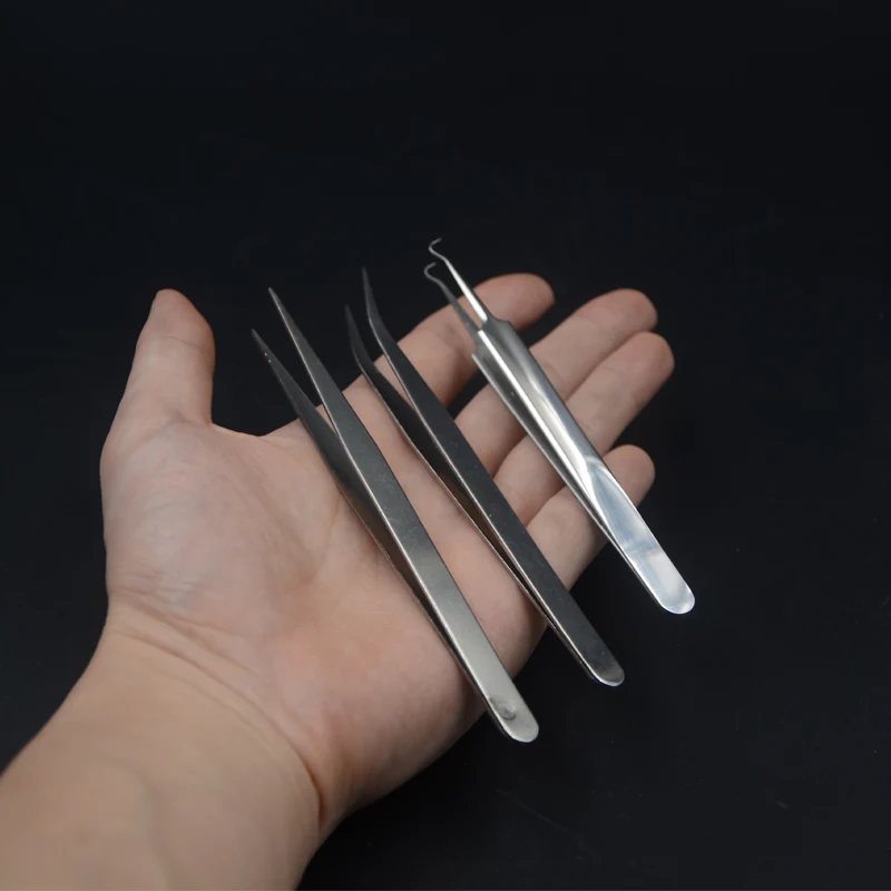 Pinza enganchada para posicionar piezas en el atado