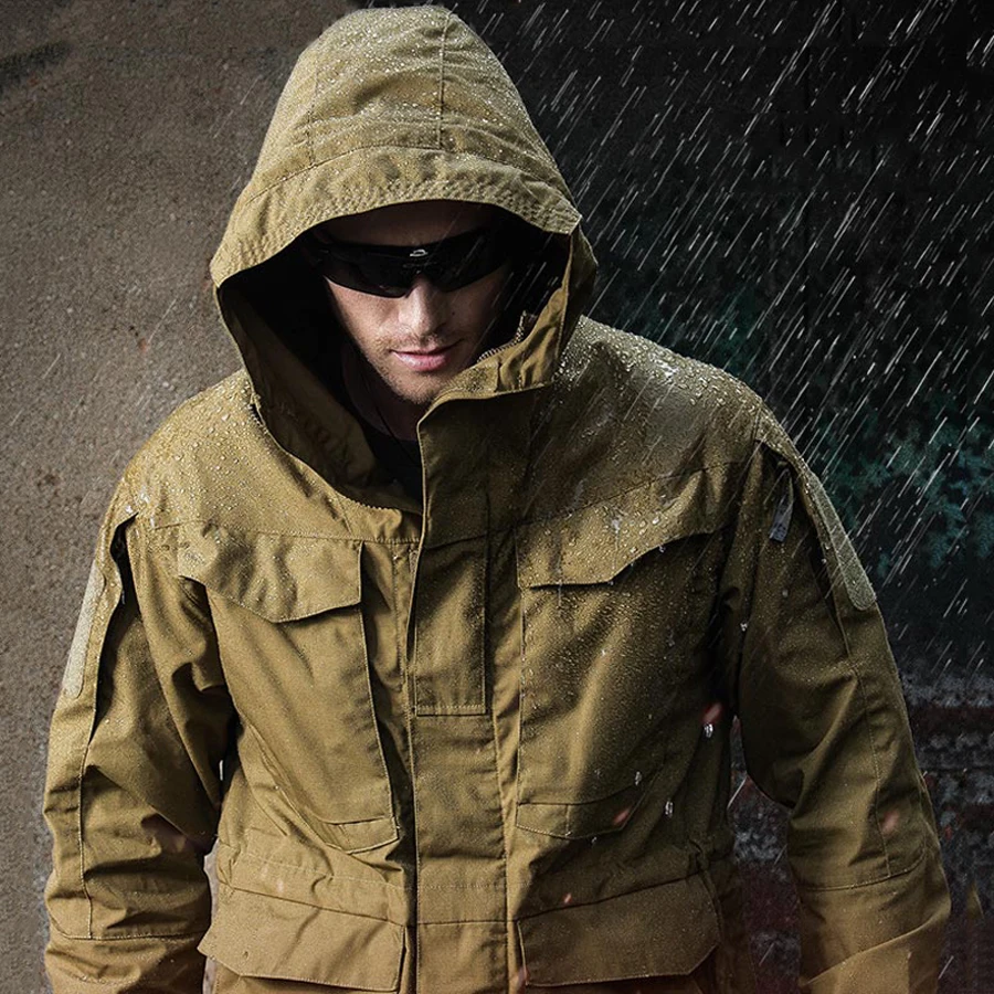 Chaqueta con capucha y tejido resistente
