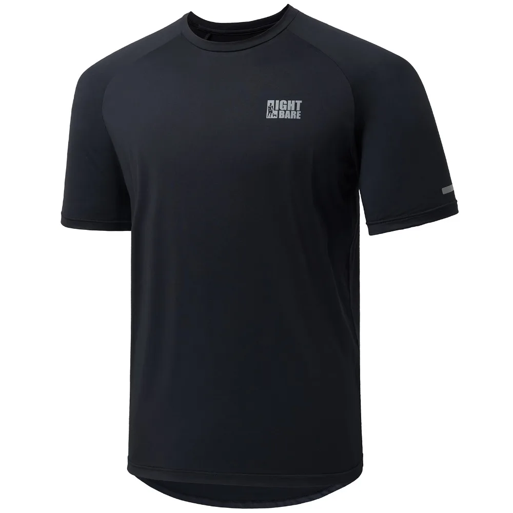 Camiseta deportiva vista lateral mostrando el corte holgado