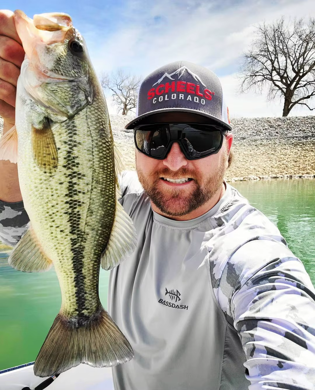 Camiseta Bassdash en uso durante actividad de pesca