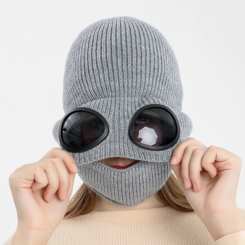 Detalle de las gafas y máscara tejidas