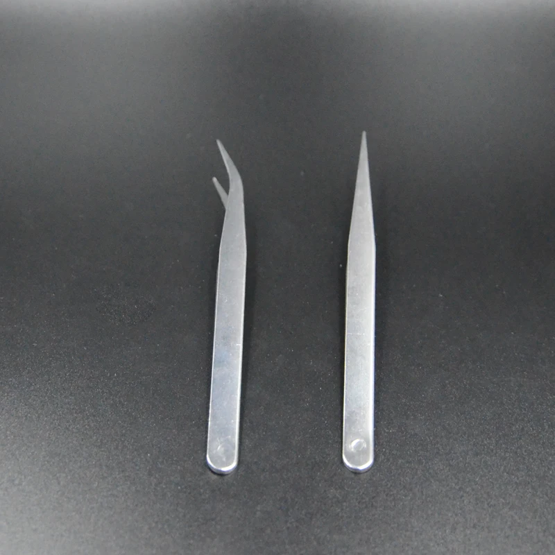 Pinza curvada para ajustar el ángulo de la mosca