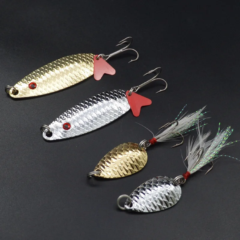 Señuelo tipo cuchara con anzuelo triple y pluma en acción