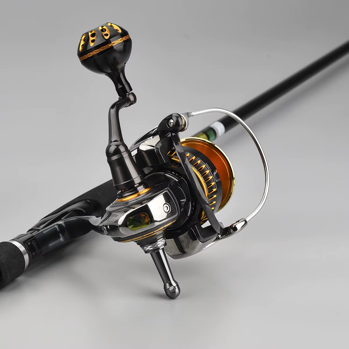 Gomexus R2 – Soporte Carrete Daiwa BG LT - imagen 2