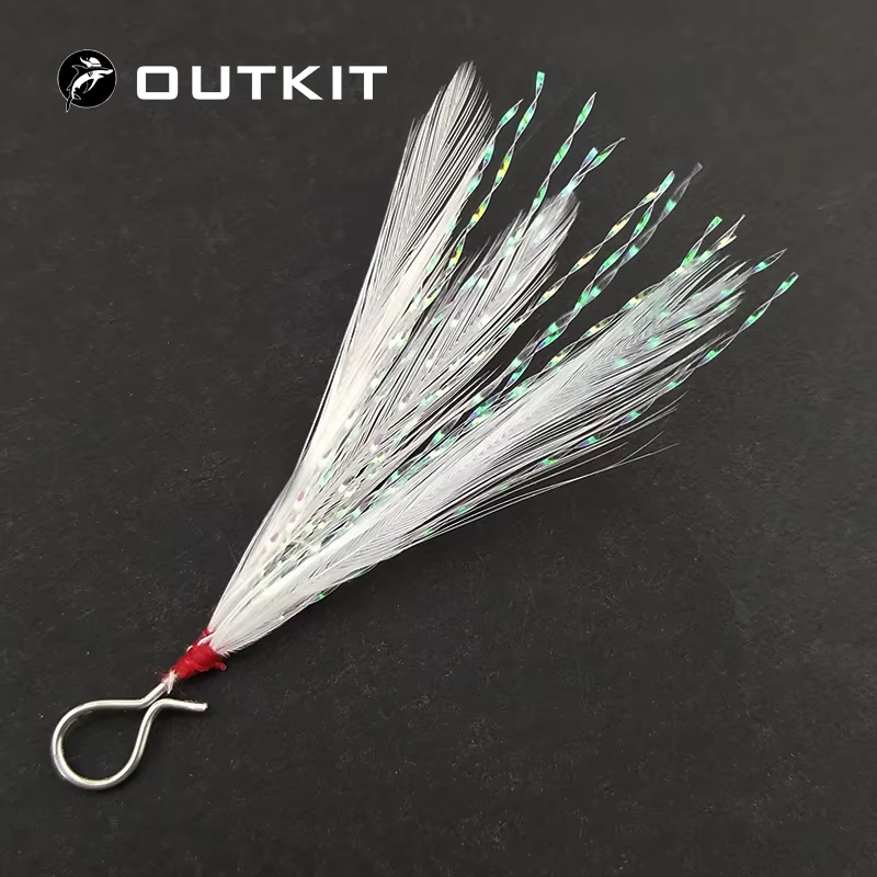 Señuelo OUTKIT mostrando su forma de cuchara y plumas