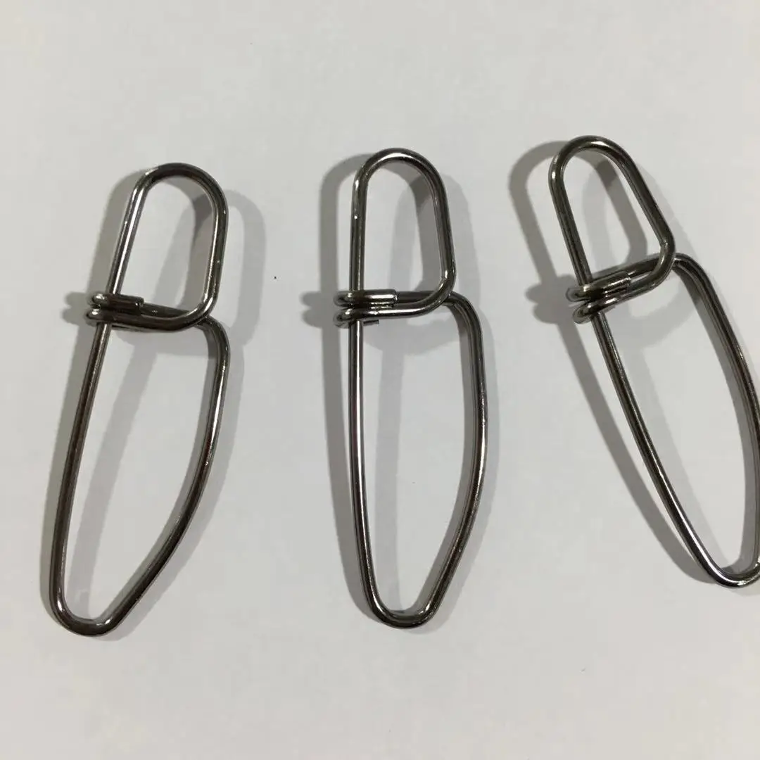 Conector de pesca en acción con señuelo de vinilo