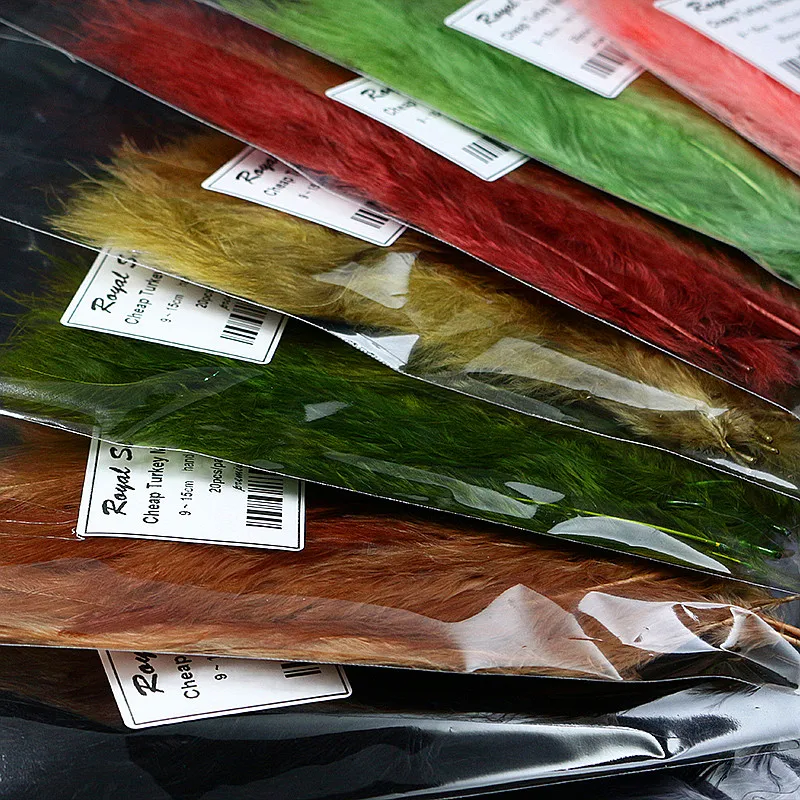 Detalle de plumas de marabú listas para usar en el atado de moscas