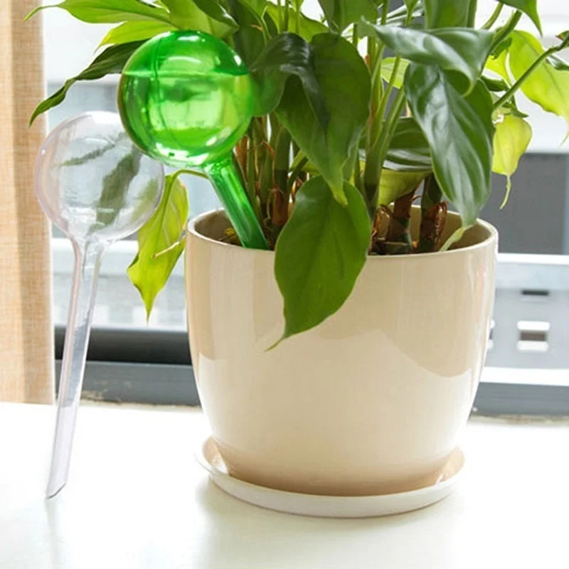 Bola de riego verde para jardín