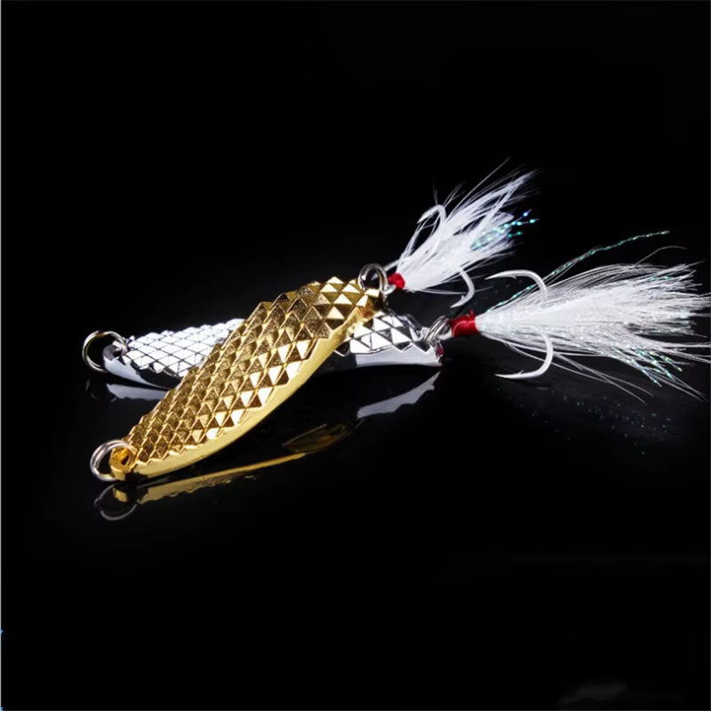 Señuelo spinner metálico dorado en acción