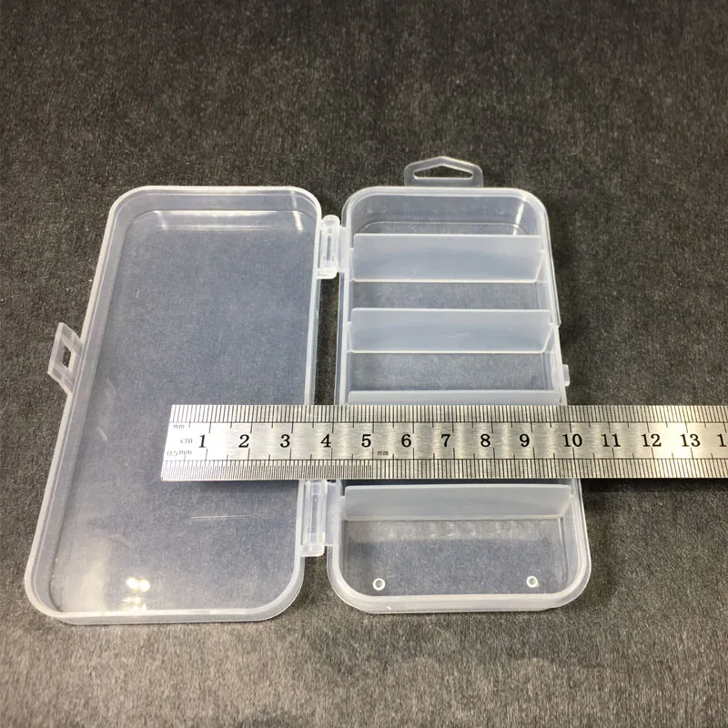 Caja cerrada mostrando tamaño compacto