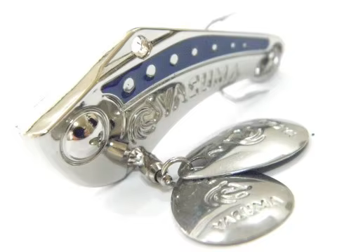 Detalle del chapado en plata y raya azul