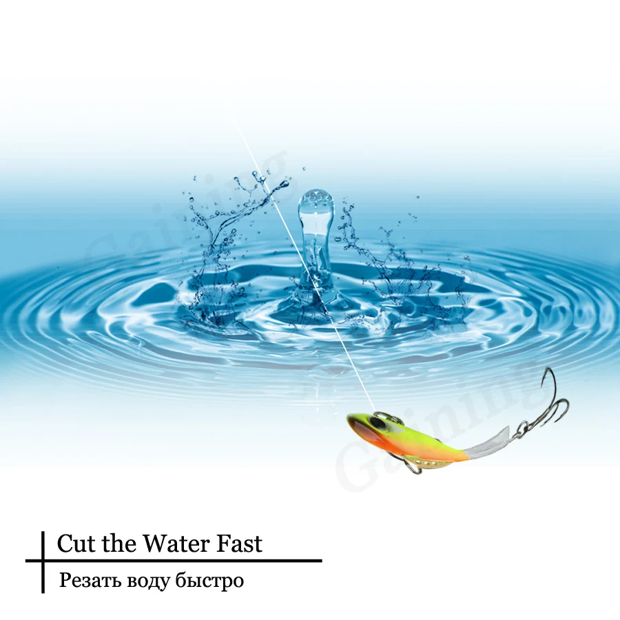 Línea trenzada multicolor bajo luz ultravioleta mostrando fluorescencia en aguas oscuras