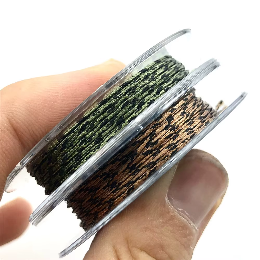 Línea leadcore sin plomo en camuflaje verde sobre fondo natural