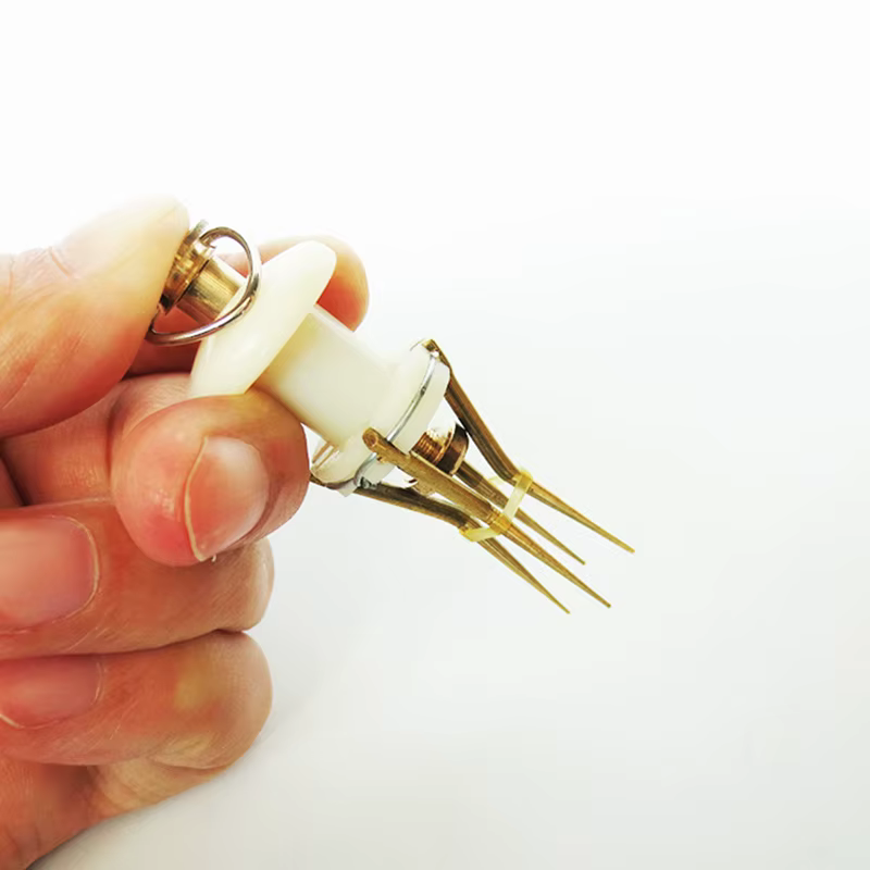 Clip sujeto a un anzuelo con cebo artificial