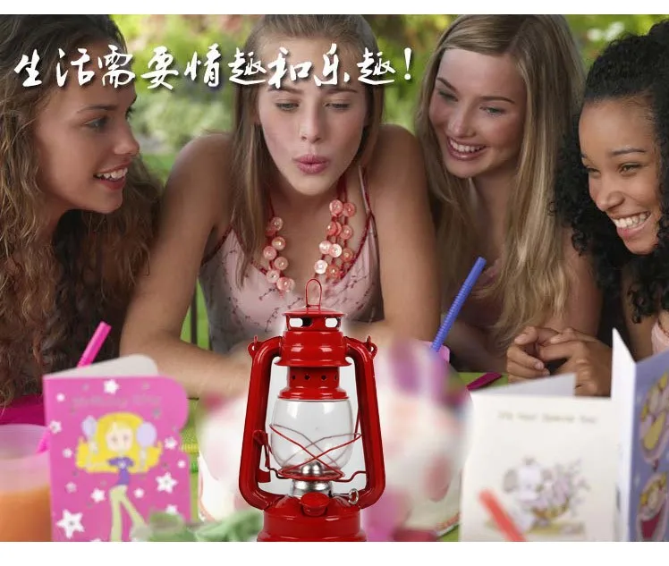 Farol vintage de queroseno sobre mesa de camping