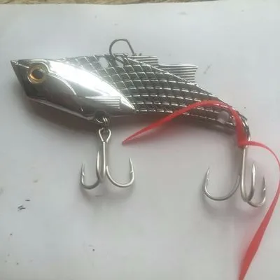 Detalle del señuelo VIB con cuchilla y acción giratoria
