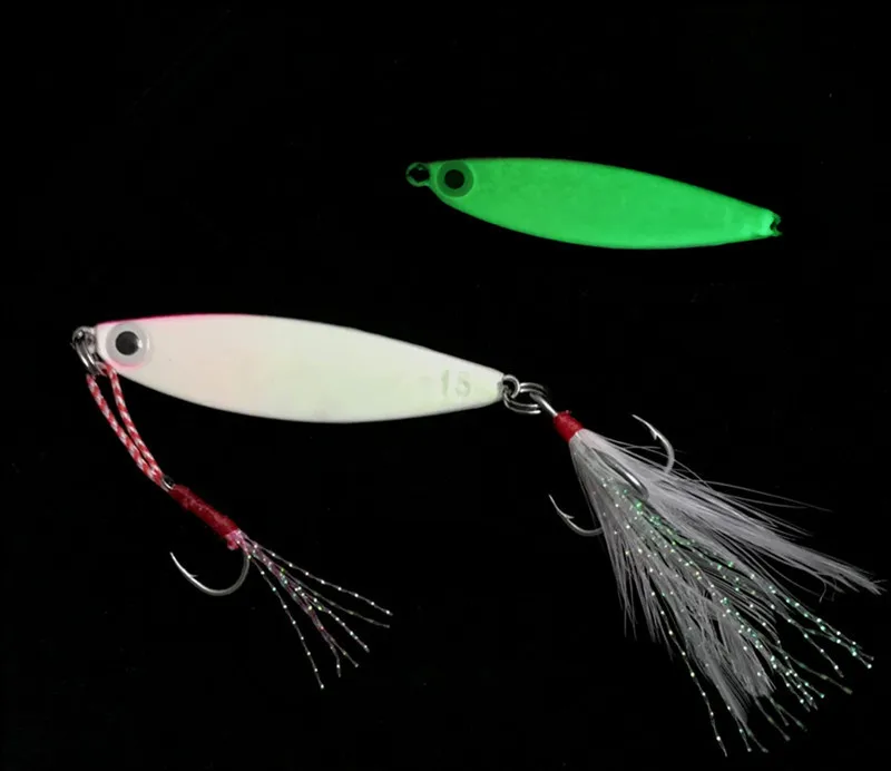 Vista lateral del señuelo Shore Cast Jig de 15 g mostrando su acabado metálico