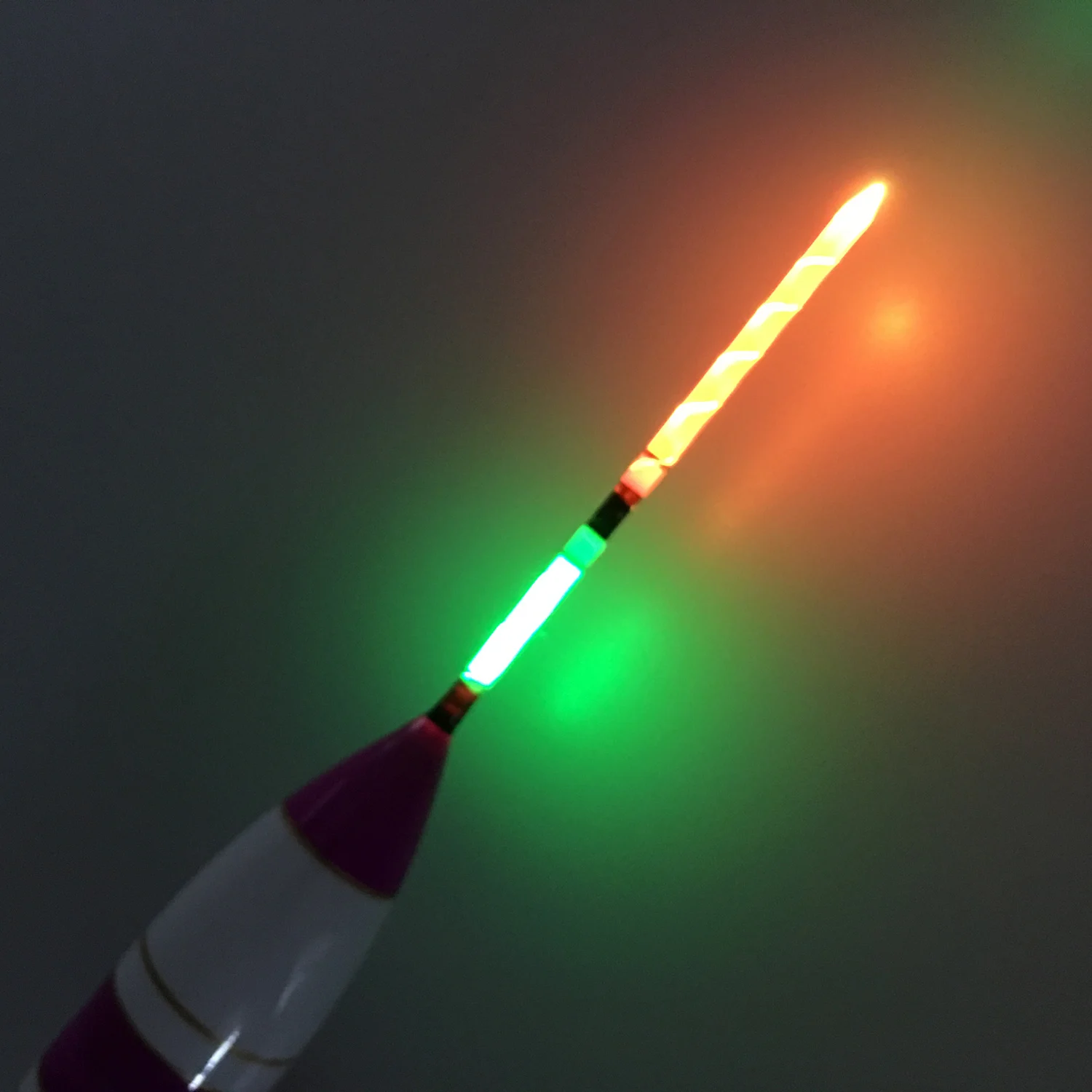 Luz LED encendida en modo nocturno sobre el flotador