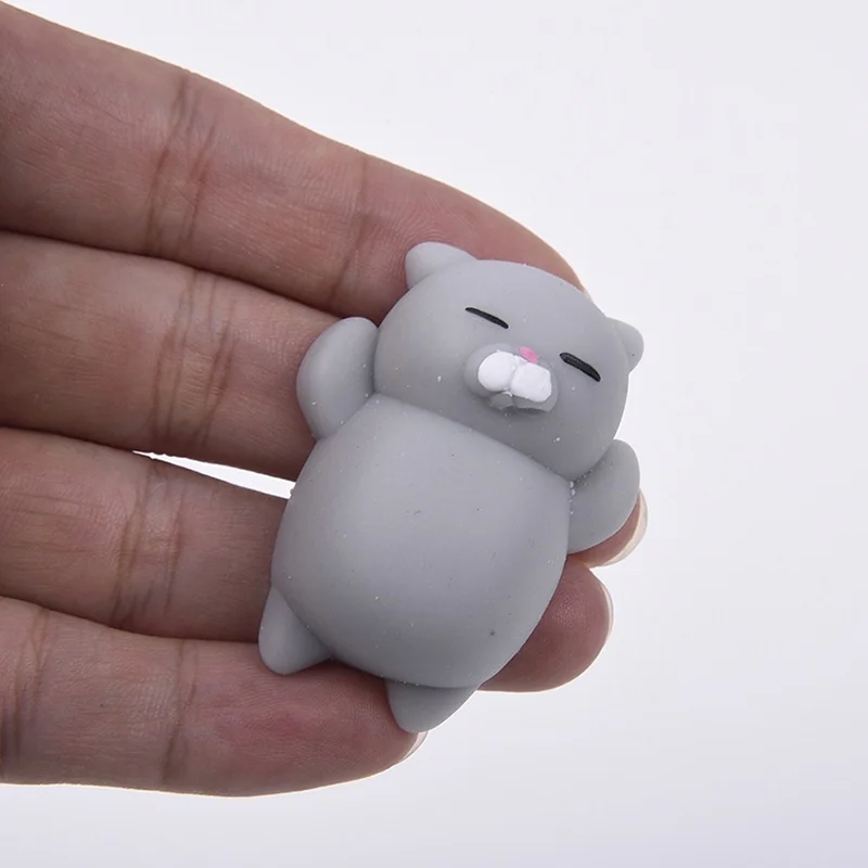 Suave squishy de foca blanca en mano