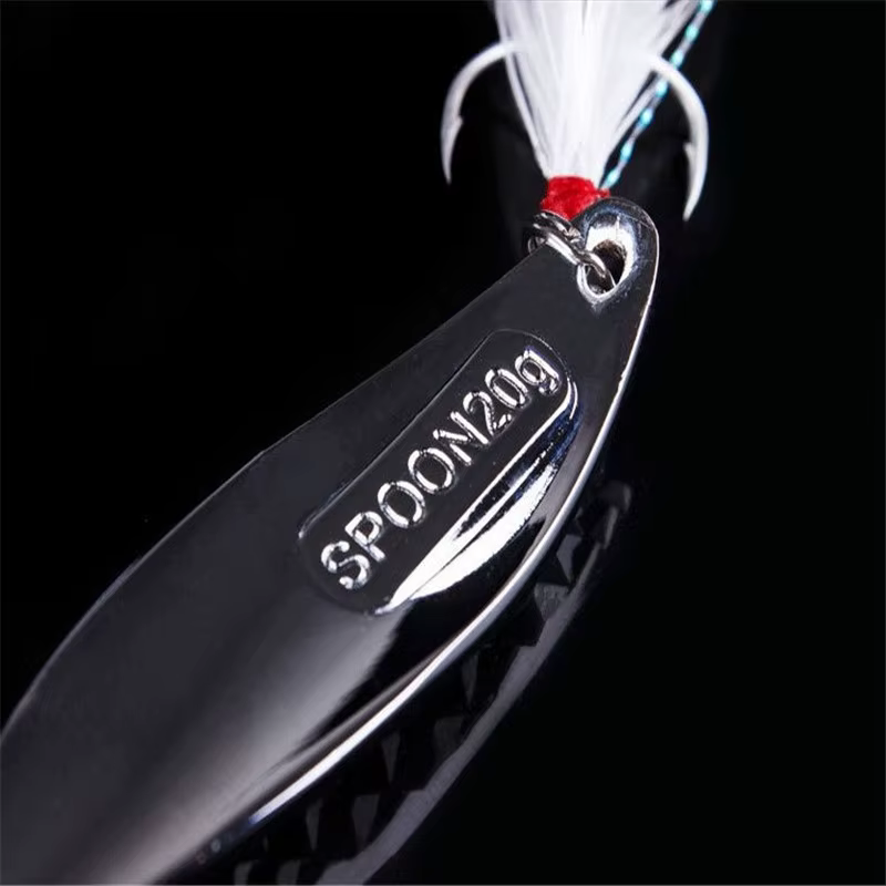 Detalle de lentejuelas y plumas del señuelo