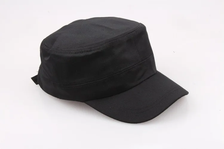 Detalle del ajuste trasero de la gorra militar