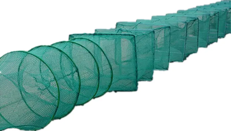 Pescador manipulando la red extensible multimalla en entorno acuático