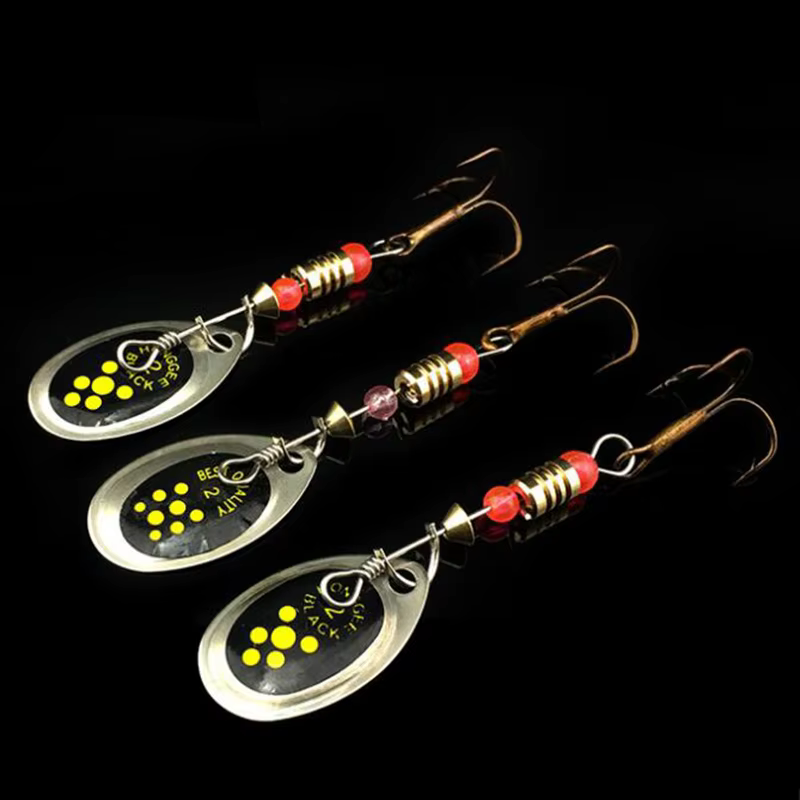 Detalle del anzuelo triple con plumas