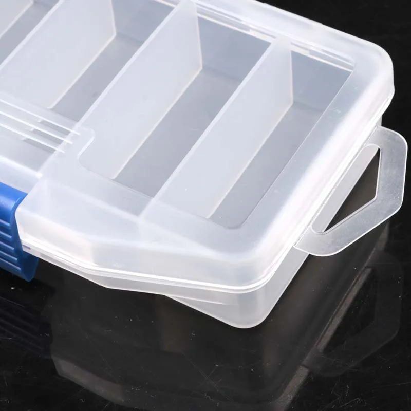 Caja de aparejos junto a otros accesorios de pesca