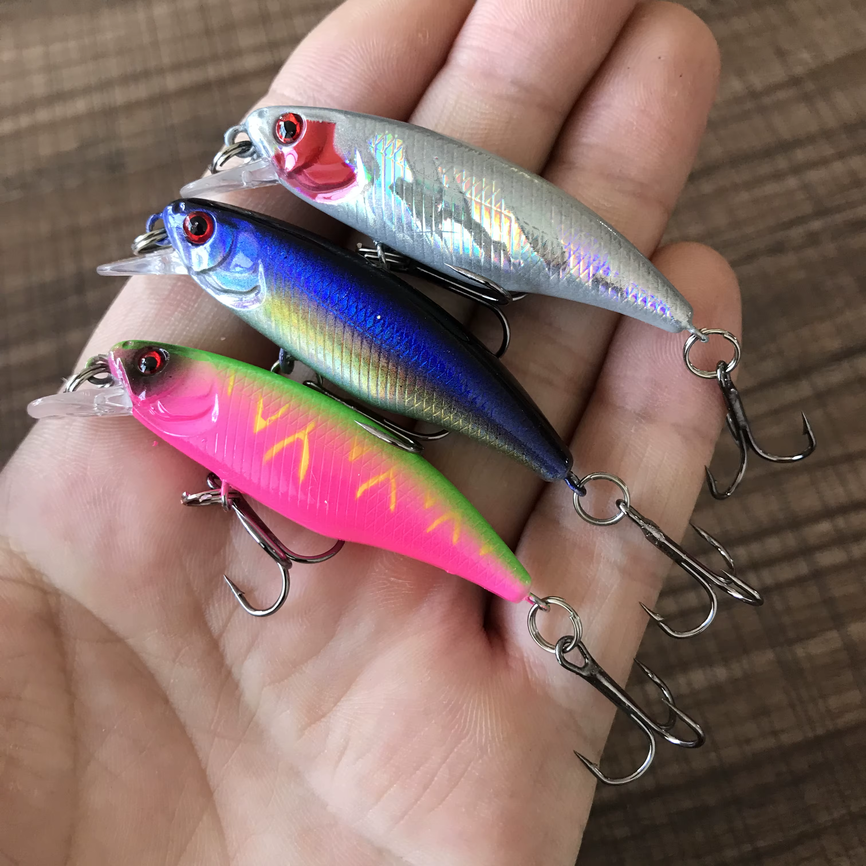 Señuelo minnow con colores vivos para aguas turbias