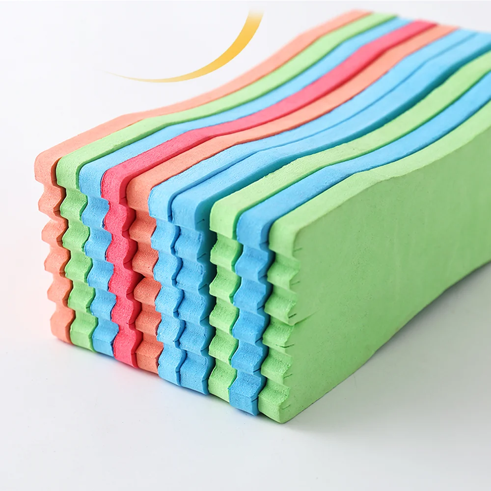 Distintas tablas de espuma en un kit de pesca