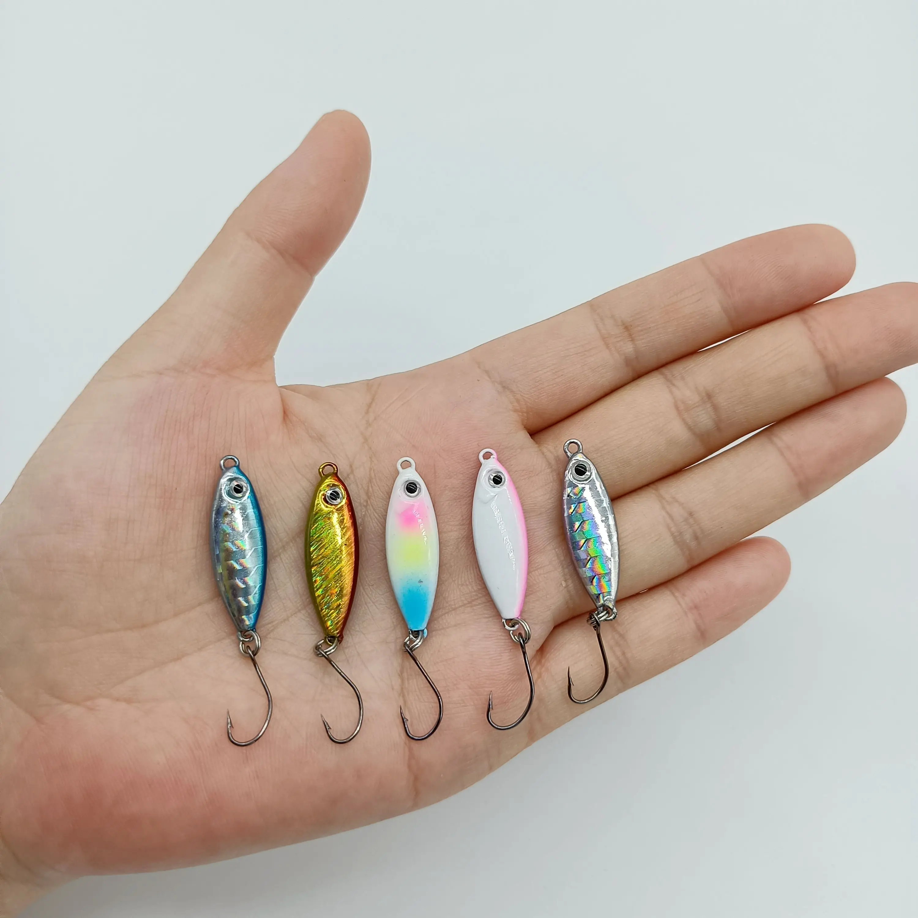 Señuelo de jigging metálico con detalle de anzuelo
