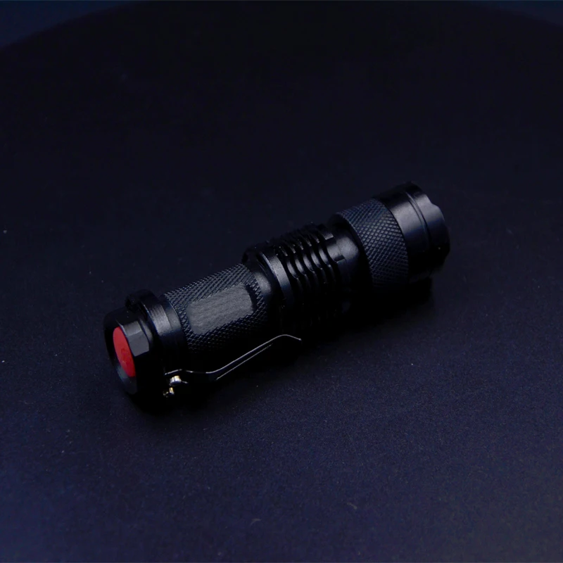 Vista frontal de la linterna UV mostrando el emisor LED
