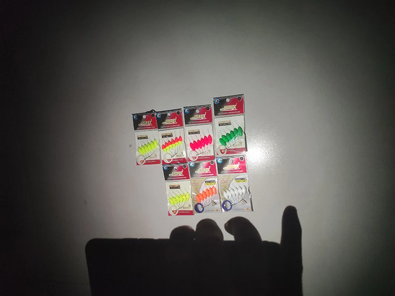 Detalle del acabado fluorescente bajo luz UV