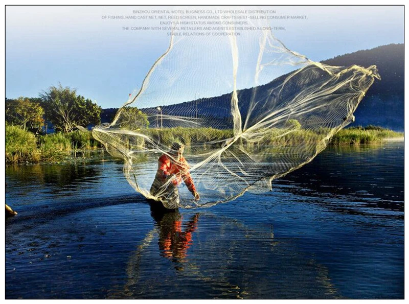 Pescador lanzando la red