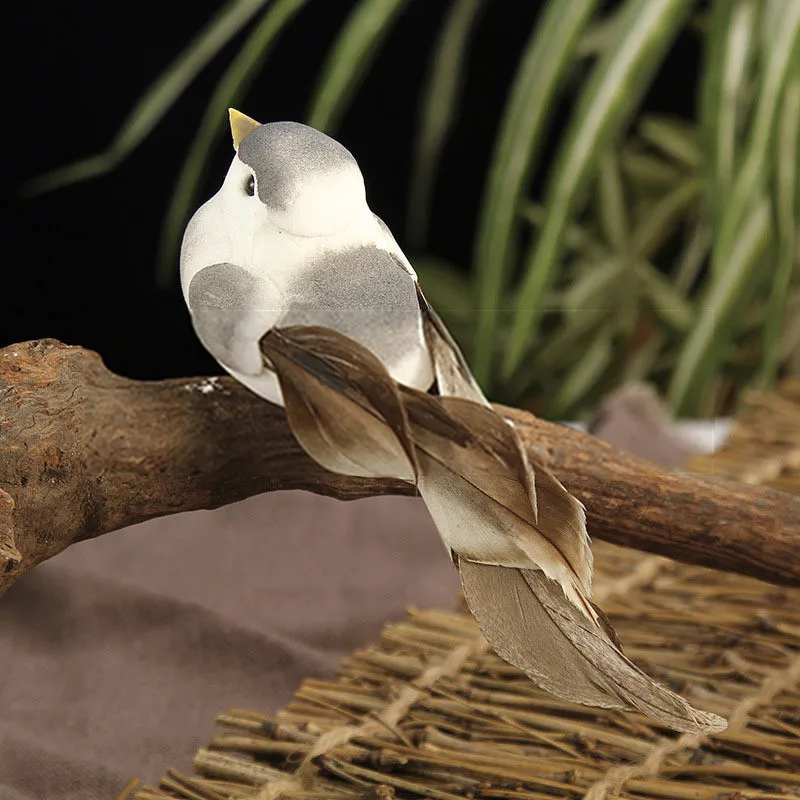 Variedad de colores de los pájaros artificiales para jardín
