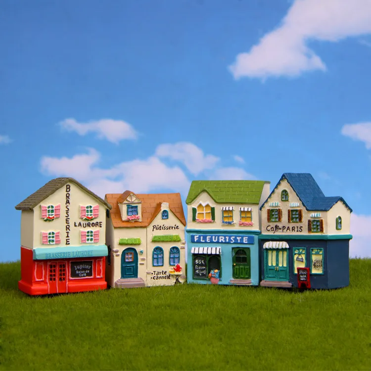 Miniaturas de cabañas japonesas para macetas con musgo y flores