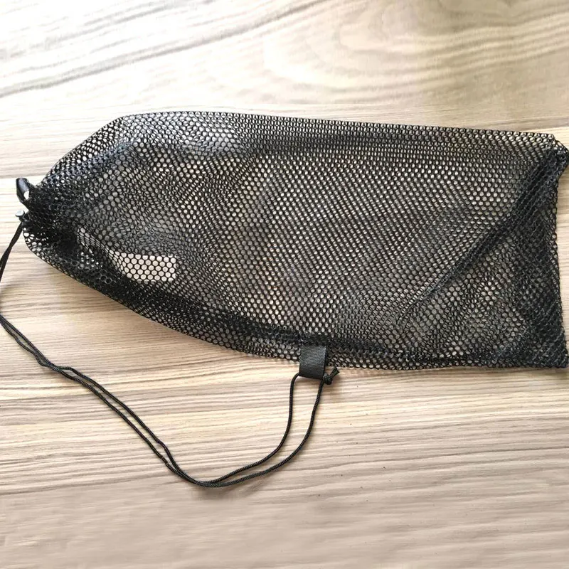 Equipo de snorkel y aletas dentro de la bolsa de malla