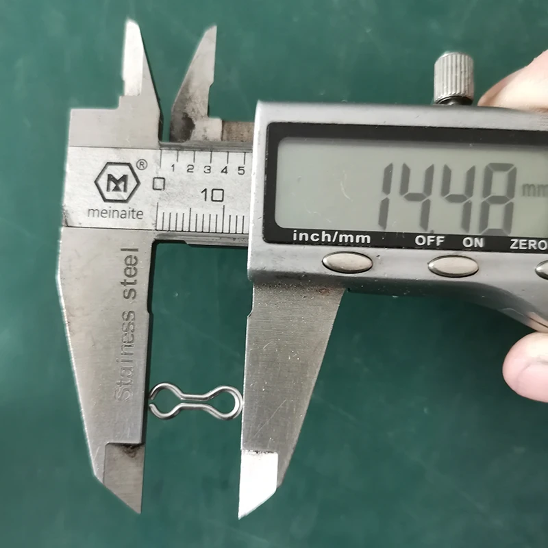 Detalle de conectores para plomos y señuelos