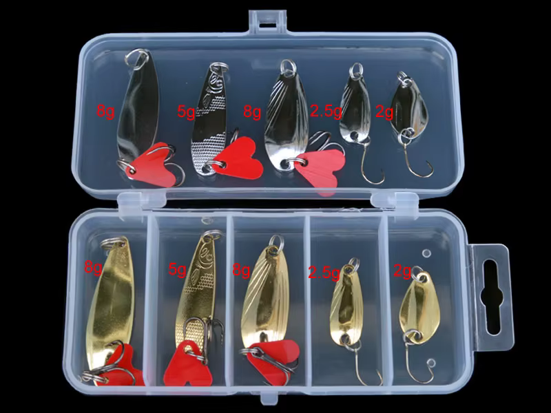 Acción de pesca con spoon en agua