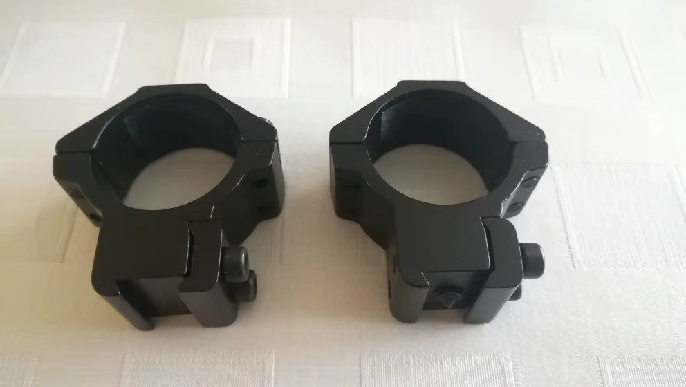 Detalle de fijación de las anillas para óptica