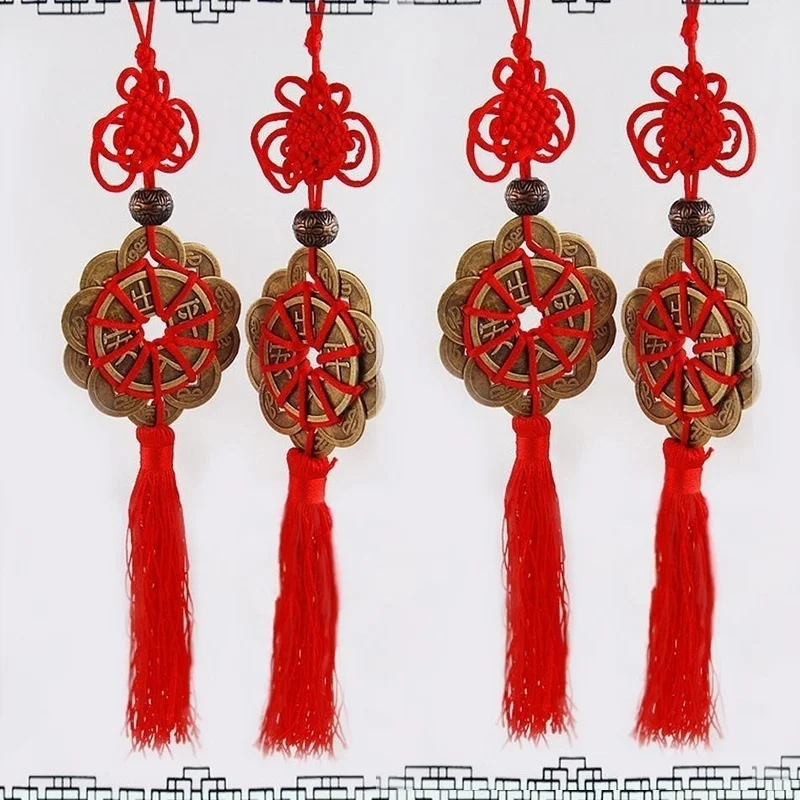 Amuleto decorativo feng shui con monedas antiguas en color rojo