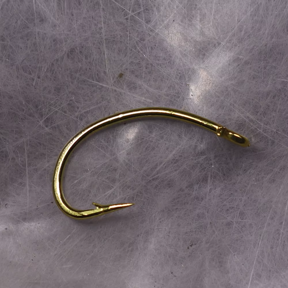 Anzuelo dorado con micro púas desplazadas detalle