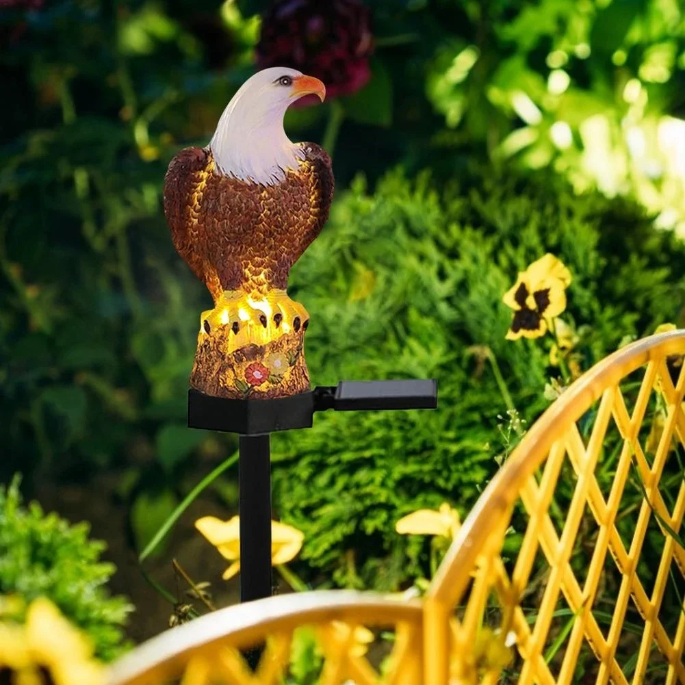 Estatua de águila solar en jardín