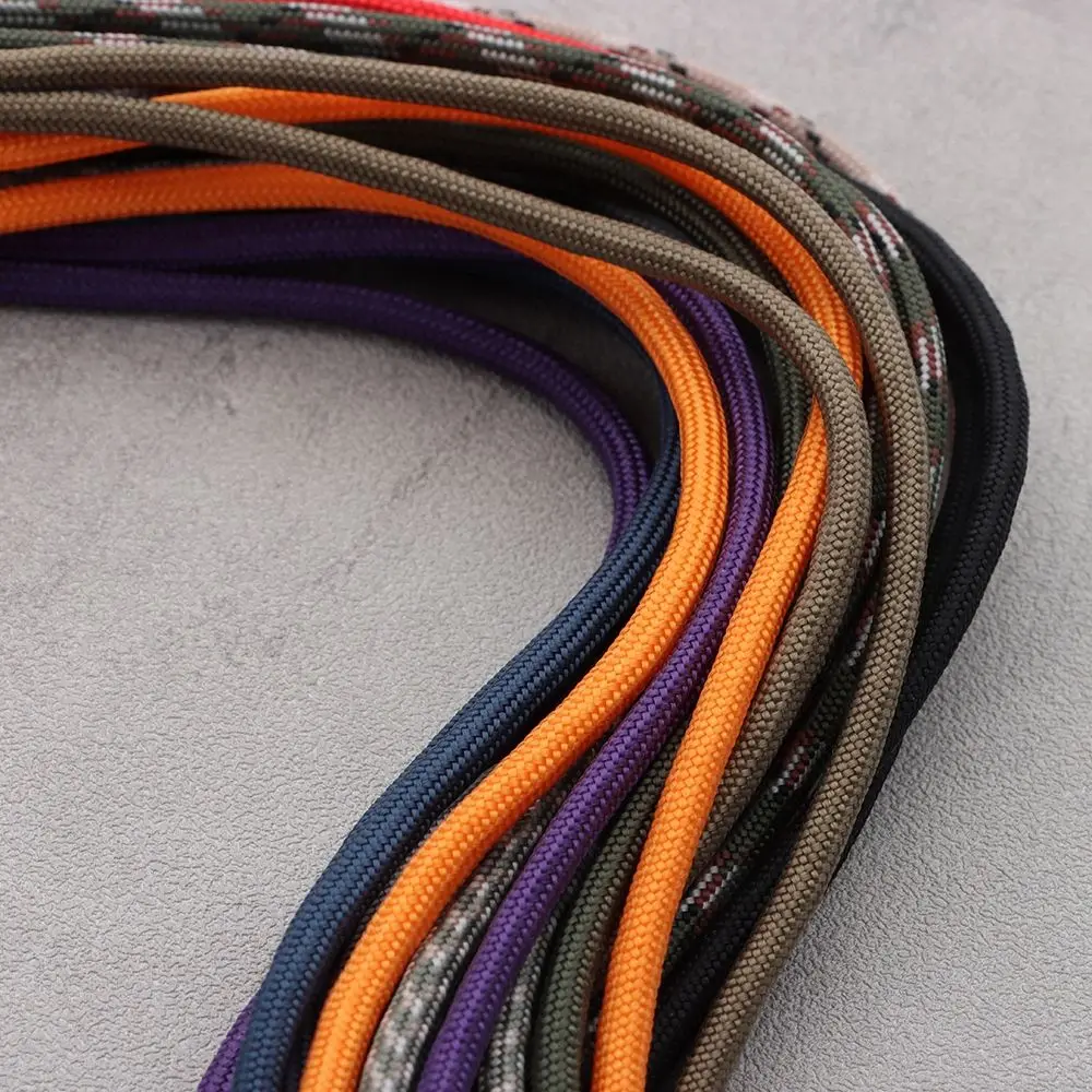 Llavero de paracord sujeto a una mochila de camping