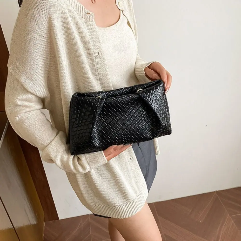 Bolso de mano en marrón, acabado elegante