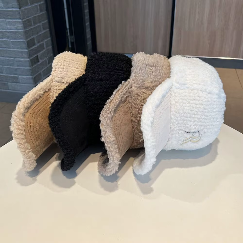 Detalle del cierre ajustable de la gorra de invierno