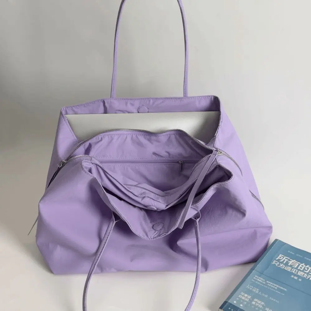 Vista del bolso tote con gran capacidad