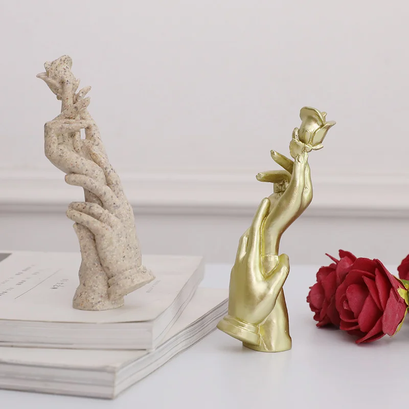Detalle del acabado dorado de la escultura de resina
