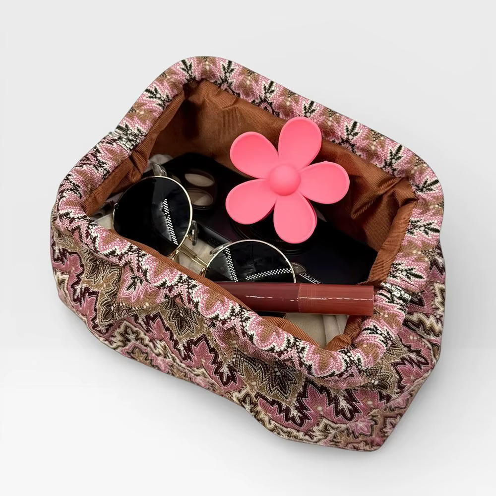 Bolso de cena bohemio en uso nocturno