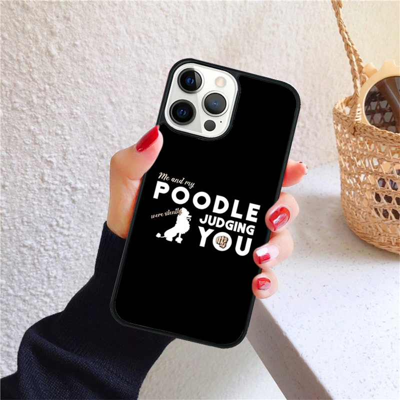 Funda para teléfono con diseño de caniche blanco sobre fondo rosa